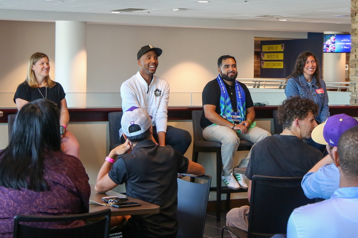 uw_ial's tweet image. Always a great time when IAL alumni connect with current students. Big thanks to @LuisCarmona37, Sam Jabara, and @willgulley_ for joining us at our networking event last night before the @SoundersFC match!

#IALFAM