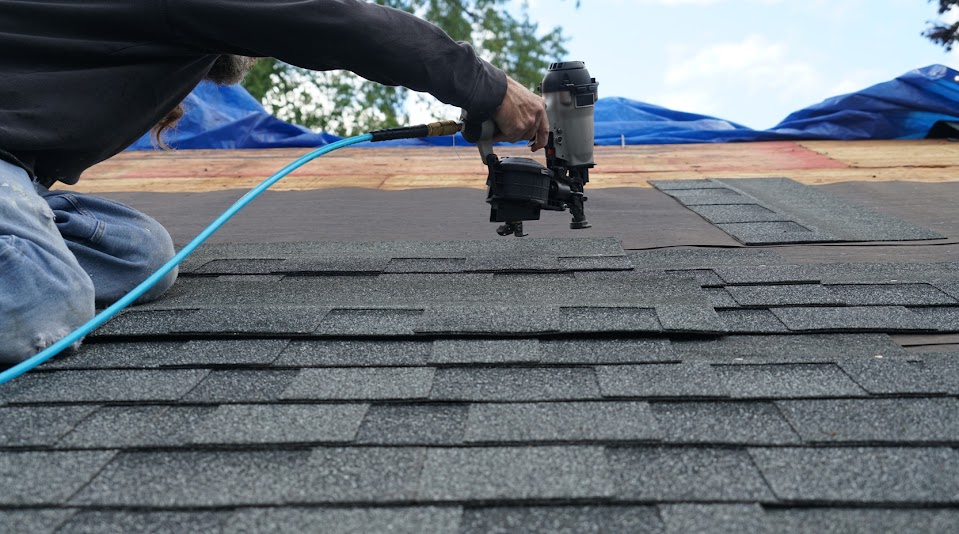 RoofLifeInc's tweet photo. Don't let a small roofing issue turn in to a big problem. Let Roof-Life Construction help you! https://t.co/28neWIHi92 #RoofingServices #ReroofingService #Roofing #TileRoofExperts https://t.co/IxKZMuEqTg