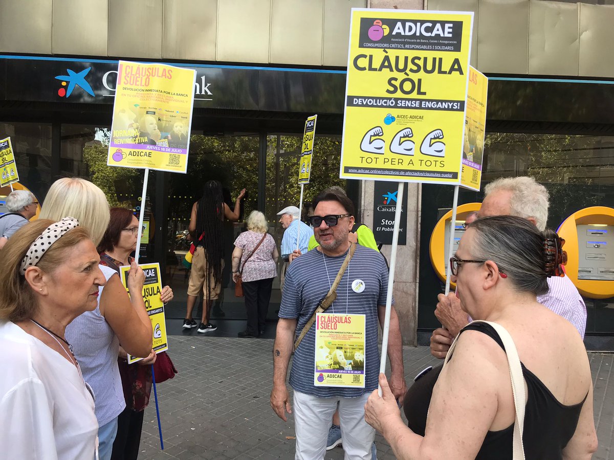 IsabelAICEC's tweet photo. Avui hem fet un toc a la banca per demanar per recordar-li que els afectats per les clàusules sòl continuent esperant el retorn dels seus diners! @AicecAdicae @ADICAE @caixabank @bbva @bancosantander @BancoSabadell @SomosABANCA https://t.co/wYxskDMrg7