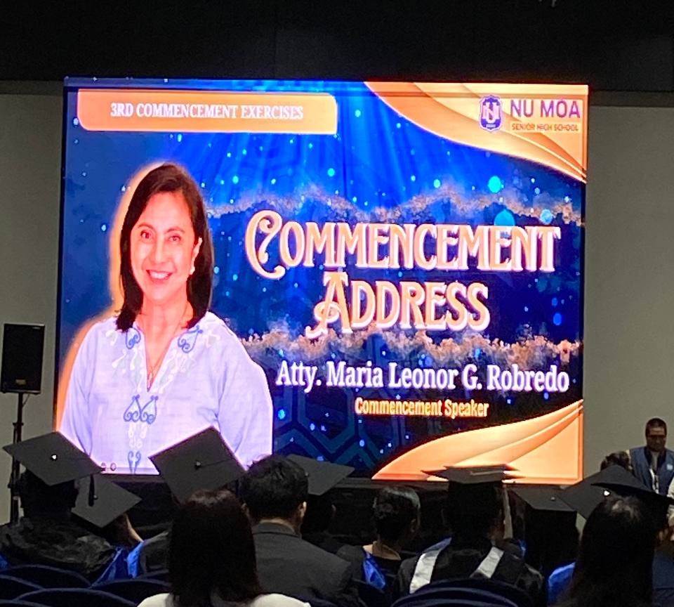 ris_earch's tweet image. oh, and we graduated with ✨ THE ✨ Atty. Leni Robredo as our commencement speaker 😌🤙🏻