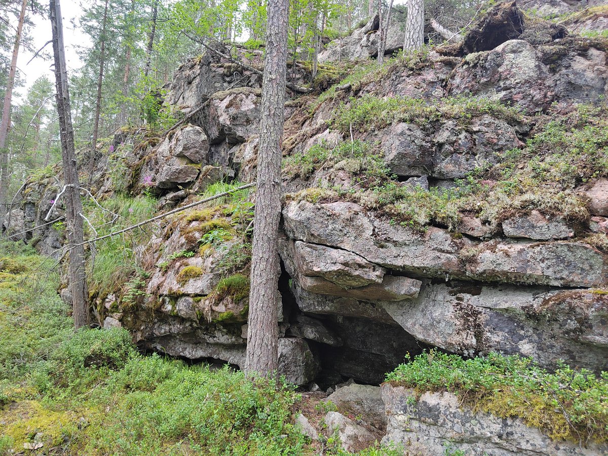 HillaVaarala's tweet photo. #inthemiddleofnowhere Lyylin salongissa kaunista taidetta esillä, sieltä saa ostettua taidetta ja muuta käsityötarviketta. Käytiin myös meidän pyhällä paikalla Kemijärven Ämmänvaarassa ja kalalla. #lyylinsalonki #metsäsaamelaiset #kemijärvi #ämmänvaara #ämmänniemi #pyhäuhripaikka https://t.co/tWmhmcdnhH
