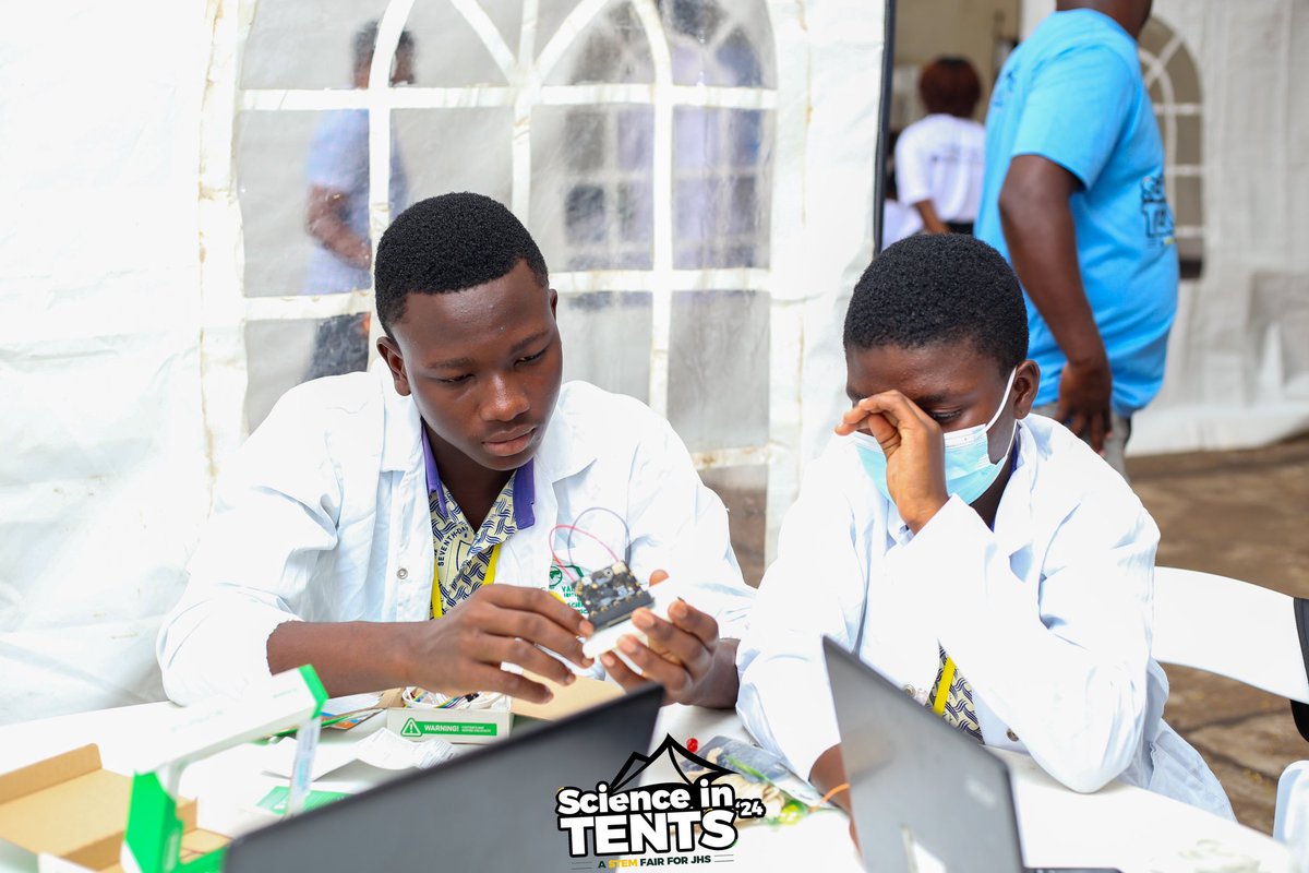 visafric1's tweet photo. DAY 3οΈβ£-Makers Place Roboticsπ©π½βπ»π§πΎβπ»
πThe MakersPlace
These students were able to build a traffic light π¦model using LED, resistors and jumper wires as components.
#Robotics
#Innovation
#Engineering
#Scienceintents
#Scienceandtechnology https://t.co/NCWmgzpZYI