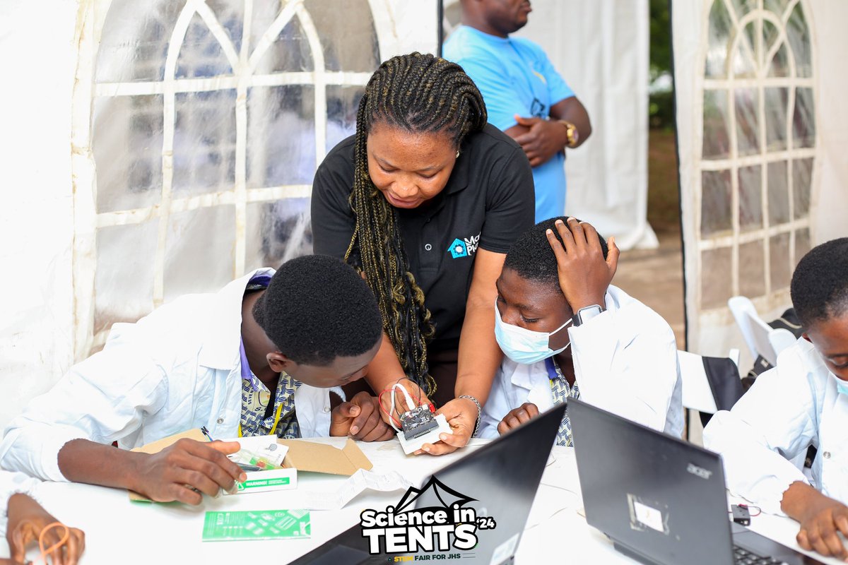 visafric1's tweet photo. DAY 3οΈβ£-Makers Place Roboticsπ©π½βπ»π§πΎβπ»
πThe MakersPlace
These students were able to build a traffic light π¦model using LED, resistors and jumper wires as components.
#Robotics
#Innovation
#Engineering
#Scienceintents
#Scienceandtechnology https://t.co/NCWmgzpZYI