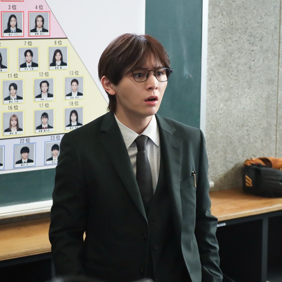 mezamashimedia's tweet image. 本日21時～
ドラマ『ビリオン×スクール』第3話💰

加賀美（#山田涼介）が次に対峙するのは
スクールカースト！

ティーチ（#安達祐実）と相談した加賀美は
鈴木（#柏木悠）に映画を撮らせようとするが…🎥
▶️mezamashi.media/article/153354…

@billion_t_sc #ビリオンスクール #ビリスク
#木南晴夏