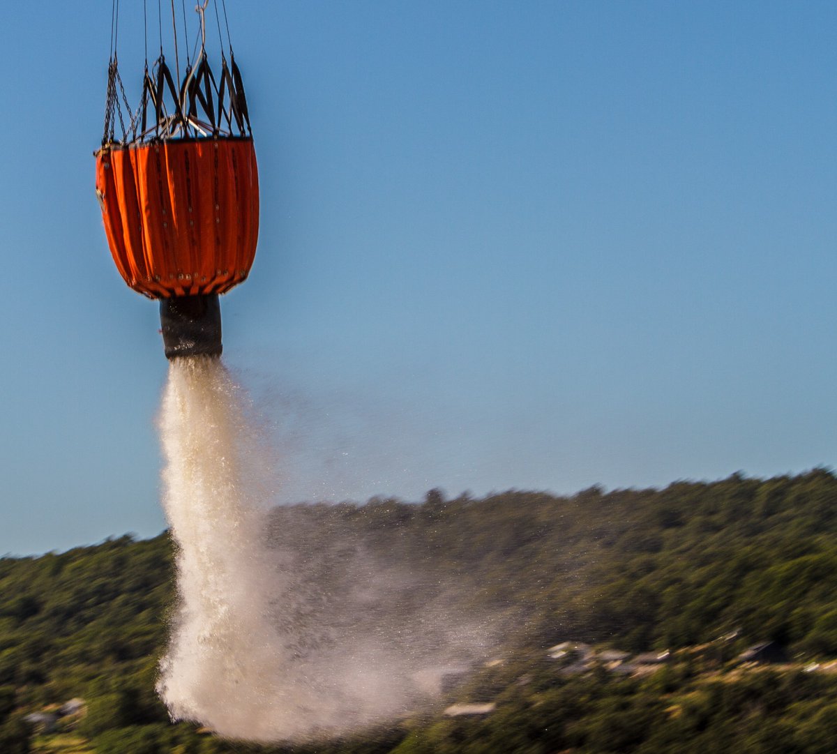 🔥<a href="/jcyl/">Junta de Castilla y León</a> declara alerta de riesgo de incendios forestales por la ola de calor, tras el aviso especial de la <a href="/AEMET_CyL/">AEMET_CastillayLeon</a>

📅18-20 julio
🏕️Precaución al aire libre
🚫Fuego, barbacoas y artefactos que generen chispas
📞Aviso al <a href="/112cyl/">112 Castilla y León</a> ante posibles #IIFF

comunicacion.jcyl.es/web/jcyl/Comun…