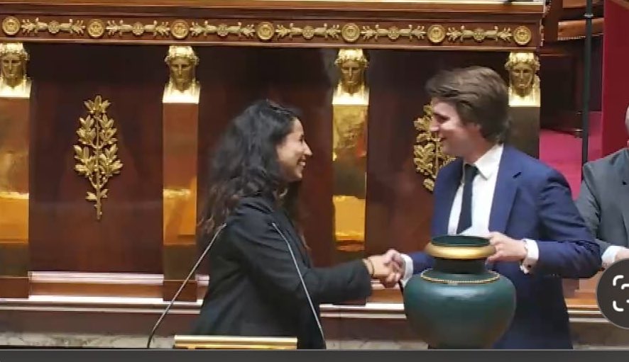 bartolenoir's tweet photo. Quand d’autres refusent de la saluer, je suis fier et honoré d’avoir pu serrer la main de @hanane_mnsr benjamine de l’Assemblée nationale et membre du @groupeadroite ! https://t.co/RwccKoU2tZ