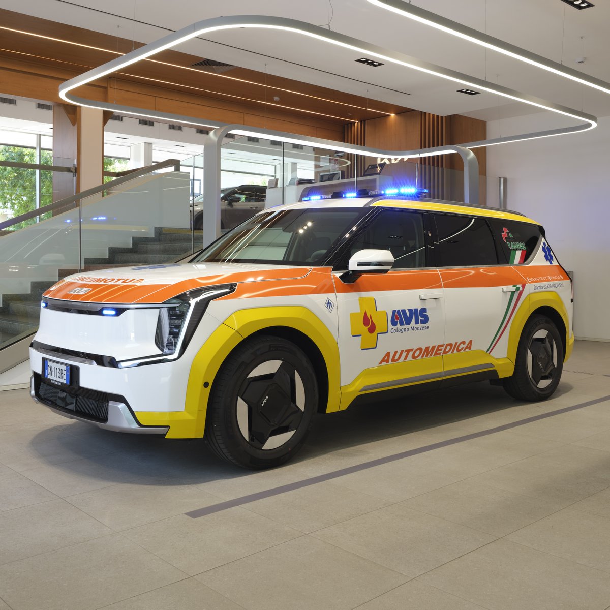 KiaItalia's tweet photo. Kia Italia ha donato una Kia EV9 all'Associazione AVIS Cologno Monzese. Con questa donazione non solo AVIS potenzierà il proprio parco mezzi, ma consolidiamo l'impegno a ispirare il movimento e a contribuire al benessere della comunità.

#Kia #EV9 #MovementThatInspires https://t.co/Cqr9HwcqRf