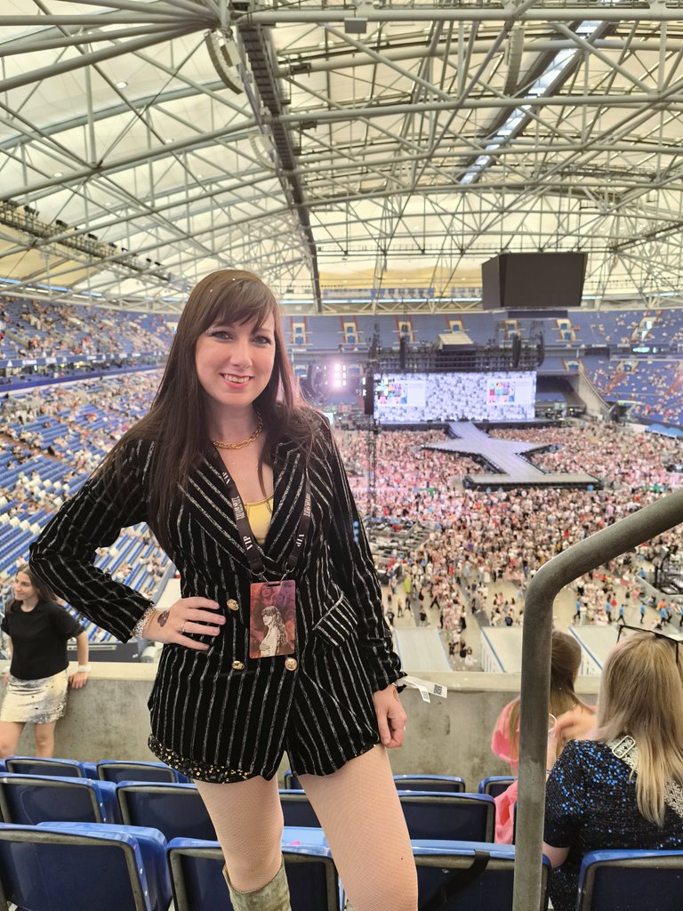 Sarah ❤️‍🔥 in my showgirl era 🧡 tweet media