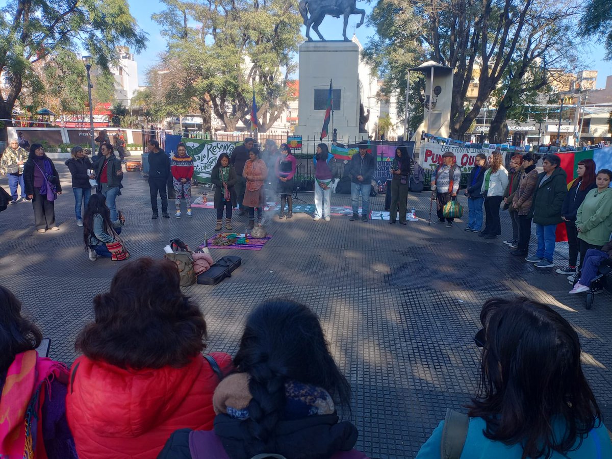 PeriodismoDeIzq's tweet photo. #AHORA | Jornada de protesta y visibilización de la comunidad multiétnica Tres Ombúes frente a la municipalidad de La Matanza. 

🗣️"Exigimos proyección del yacimiento arqueológico Tres Ombúes. Fuera los negocios inmobiliarios" expresaron en la convocatoria. https://t.co/zdRbN317q6