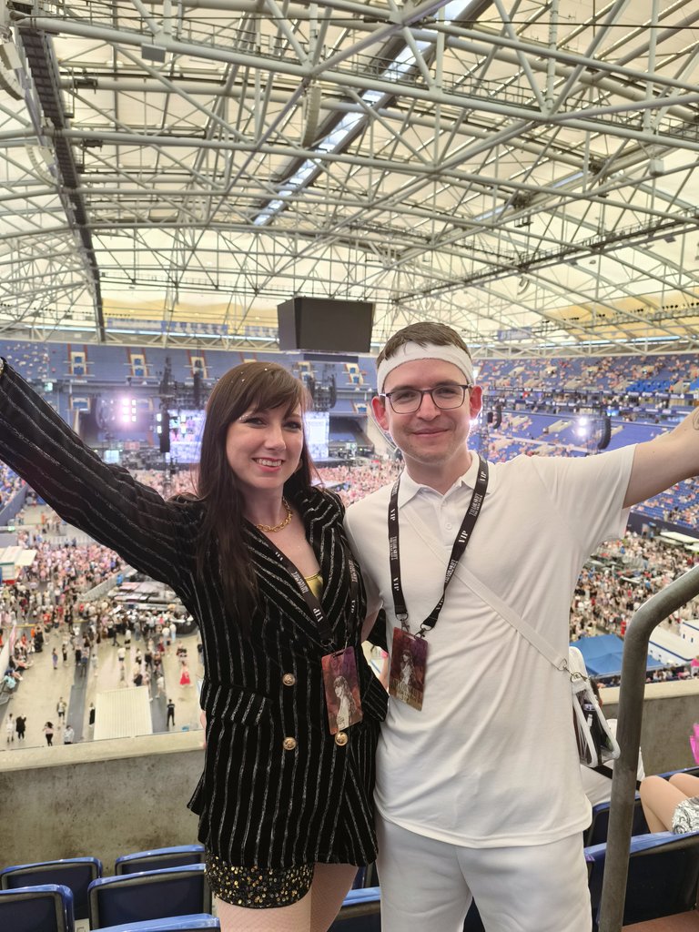 Sarah ❤️‍🔥 in my showgirl era 🧡 tweet media