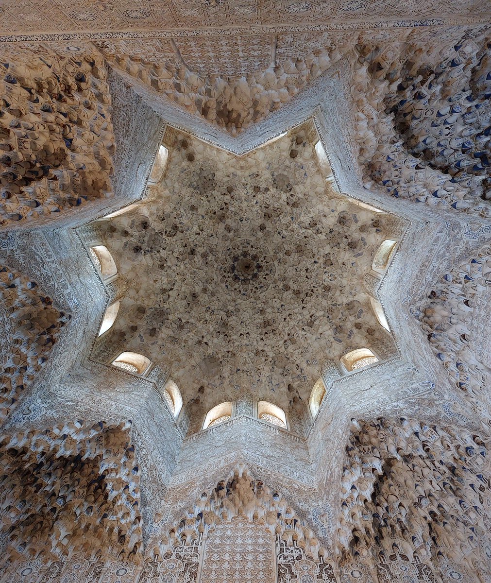 El mocárabe es un elemento arquitectónico decorativo a base de yeso o madera formando prismas yuxtapuestos y colgantes 
La fotografía muestra la espectacular cúpula de mocárabes de la Sala de los Abencerrajes (Palacio de los Leones, Alhambra)
¿Vienes a verla con nosotros?