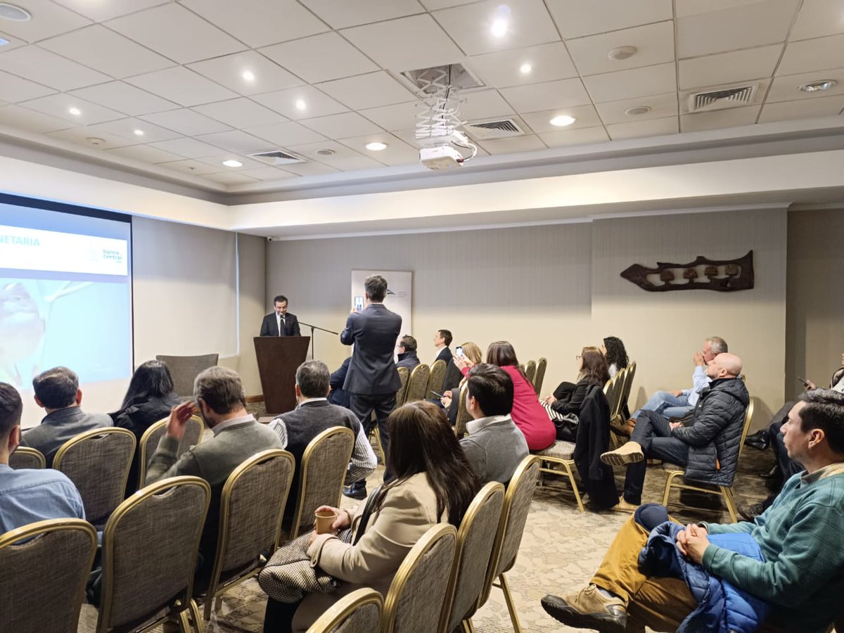 OL_LosLagos's tweet photo. Participamos en Osorno de la presentación del Informe de Política Monetaria (IPoM) correspondiente a junio 2024 a cargo del Consejero del @bcentralchile Luis Felipe Cespedes https://t.co/CBLfFWZ6hC