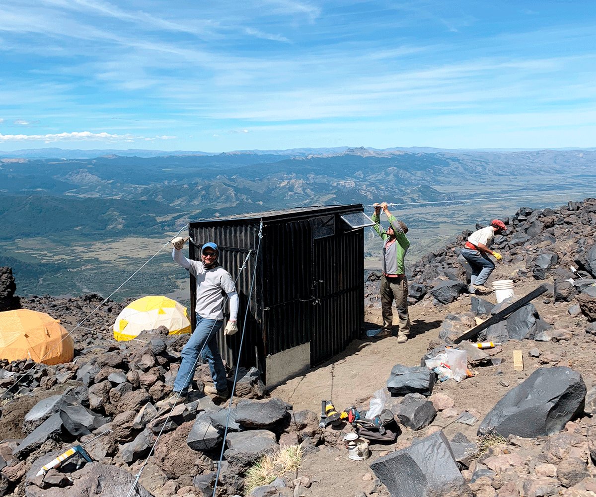 CumbresMagazine's tweet photo. Guías de la #AAGM implementaron un innovador sistema de gestión de residuos en el volcán #Lanín, mejorando tanto la sostenibilidad como la experiencia de los visitantes. ¿Podría replicarse en otras montañas como #Aconcagua y #Domuyo?
👉https://t.co/tZ276ysOeJ https://t.co/7MU9Ufjudp