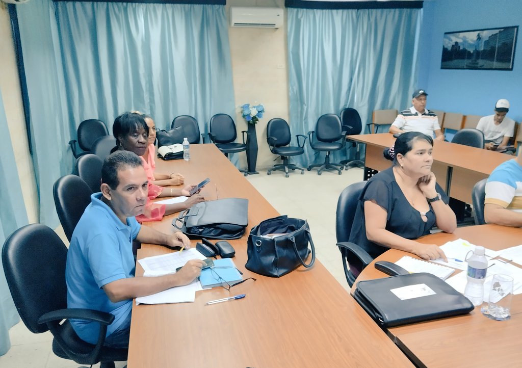 yuslayvis's tweet photo. En videoconferencia con autoridades de los municipios, evaluamos los servicios vitales y la situación higiénico epidemiológica, a partir de la compleja situación existente, e insistimos en la necesidad de cumplir las medidas para enfrentar las arbovirosis. #CubaPorLaVida #Cuba https://t.co/jxyIGuS1ah
