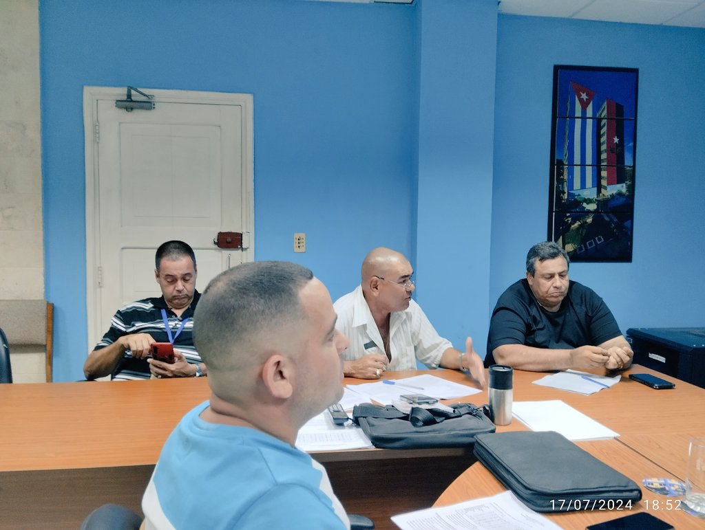 yuslayvis's tweet photo. En videoconferencia con autoridades de los municipios, evaluamos los servicios vitales y la situación higiénico epidemiológica, a partir de la compleja situación existente, e insistimos en la necesidad de cumplir las medidas para enfrentar las arbovirosis. #CubaPorLaVida #Cuba https://t.co/jxyIGuS1ah