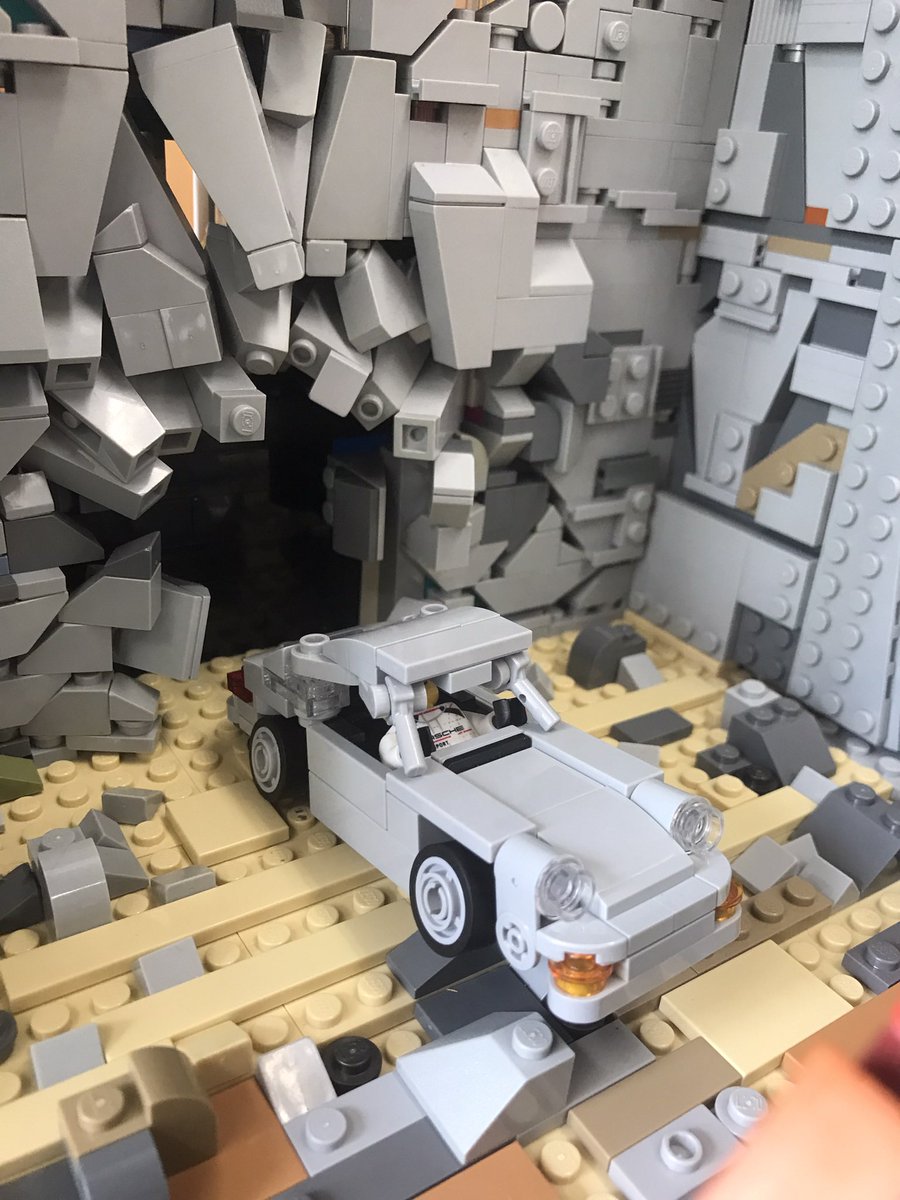 taiyomoc's tweet photo. ウォール・マリアを破るポルシェ964
(ウォール・マリア：@tama_lego 作)

#レゴ #LEGO #4wlc #legocar https://t.co/kIa0iJ1Zbr