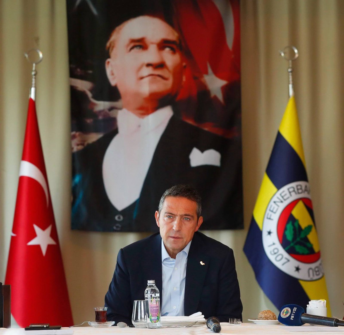 Sorsak Tff’den herkes şikayetçi ama seçim günü herkes kendi menfaatine göre konuşurken Ali Koç çıktı tek duruş sergileyen adam oldu ve bu seçim bizim için yok hükmündedir boş oy atacağız dedi. Kahpelik bu kadar moda olmuşken ADAMLIK mücadelesi veren herkese selam olsun..