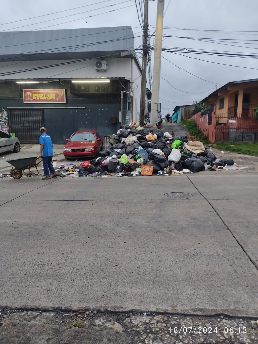 CorellaMilva's tweet photo. @irmaehernandezb  mami la basura nos va a comer en San Miguelito https://t.co/03TUp0qAHm