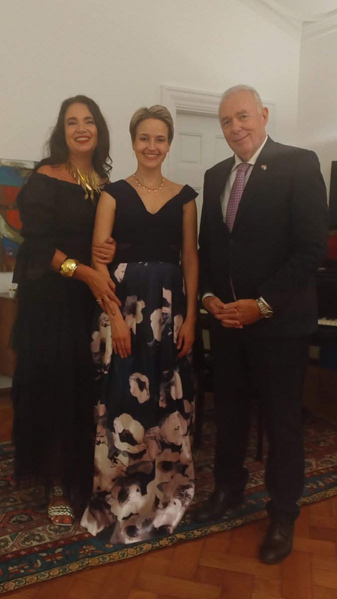 SwissAmbArg's tweet photo. Tuve el placer de recibir en la residencia a la pianista 🇨🇭 Arta Arnicane, que nos deleitó con un breve programa que anticipa su presentación de mañana en el Teatro Colón. https://t.co/Y9i58LBGIW
