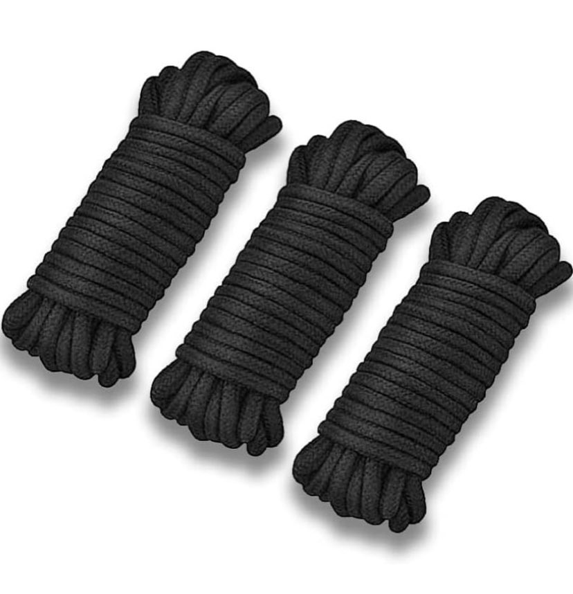 Cuerda amarres 5 metros roja
Cuerda para amarrar a tu pareja, doblegarla a ti y hacer un excelente juego BONDAGE. 

Características:
Color: Rojo
Largo: 5 m

Precio: 19.900 COP.

Envíos a todo el país