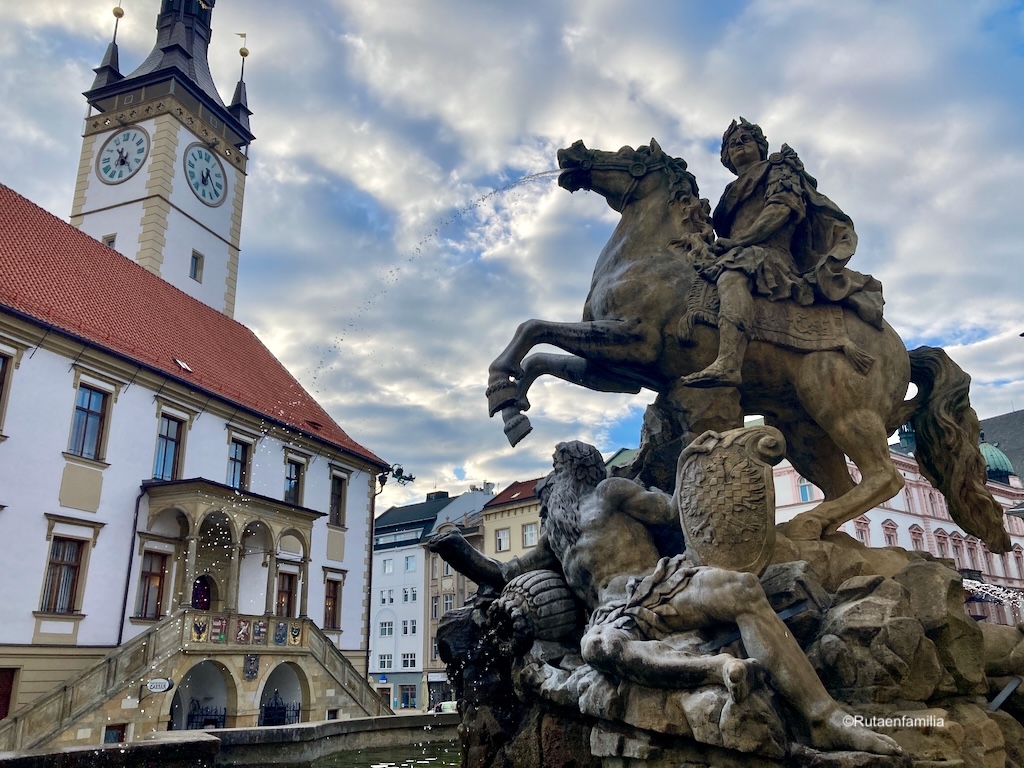 Aprovechar el verano para viajar con los niños es uno de los mejores regalos que podemos hacerles... Una buena propuesta en #Chequia es la ciudad de #Olomouc. Nos lo cuenta @rutaenfamilia, no os lo perdáis. 
👉rutaenfamilia.com/olomouc-grande…