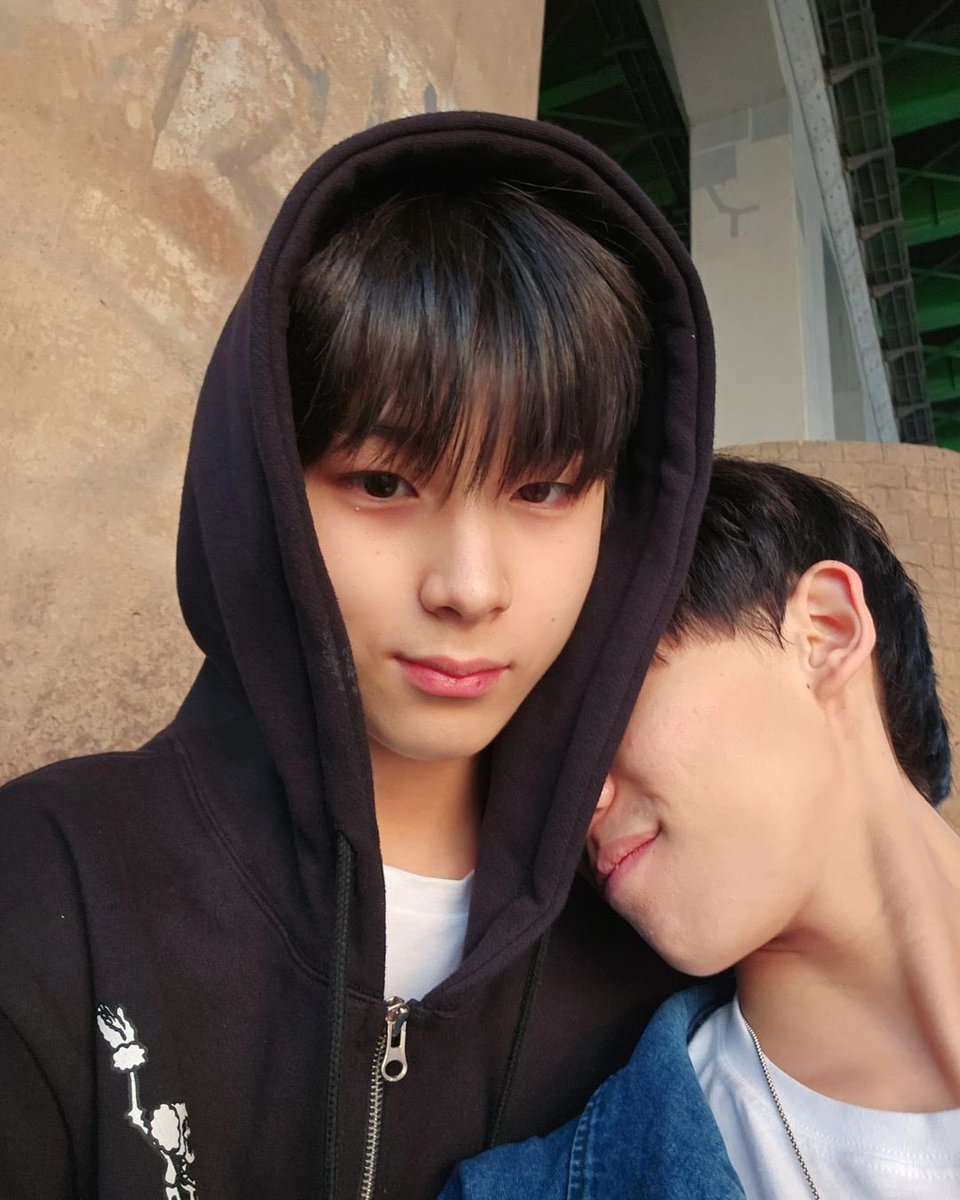 JoMinjaeGlobal's tweet photo. [📸] 240718 Sion’s Instagram Update with Minjae &amp; Jaeyong

🐶: a beautiful snapshot of youth! 

#MAKEMATE1 #MA1 #메이크메이트원 #엠에이원 #JOMINJAE #조민재 #KIMSION #김시온 #YOONJAEYONG #윤재용 https://t.co/CVbT1M9Cwh