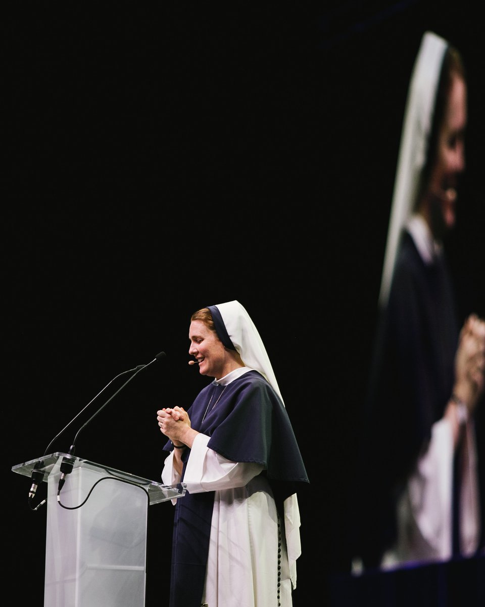 Last night, this nun spoke to 50,000 people in an NFL stadium

She told 5 stories where she saw God speak to someone

These stories will change the way you see Jesus

(So, save this thread) 🧵