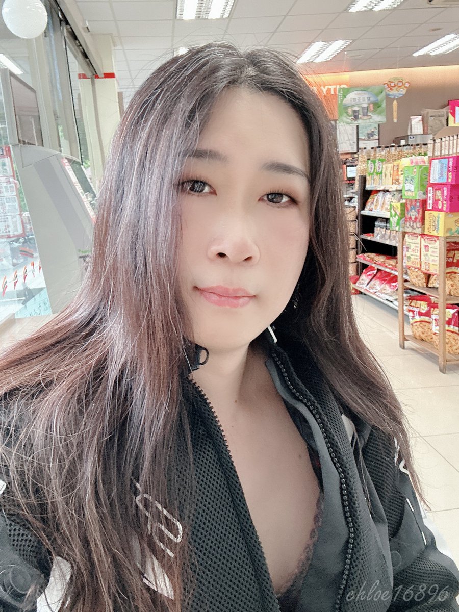 Chloe16896's tweet photo. 穿防摔衣真熱…😧 https://t.co/n6Y7KiEqqh