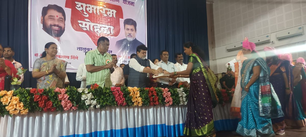 ajityeshwantrao's tweet photo. मुख्यमंत्री लाडकी बहीण योजने च्या नावाखाली
@samant_uday रत्नागिरीच्या पालकमंत्र्यांकडून केला जातोय लाडक्या भावाचा छूपा प्रचार

महायुती सरकारतर्फे राबविण्यात येणाऱ्या मुख्यमंत्री लाडकी बहीण योजनेचे रत्नागिरी जिल्ह्याच्या पालकमंत्र्यांकडून कौटुंबिकीकरण चालू आहे याची प्रचिती राजापूर व लांजा येथे पार पडलेल्या कार्यक्रमातून येते.

महायुती सरकारने सुरु केलेल्या योजनेसाठी घटकपक्षांना डावलत मुख्यमंत्री लाडकी बहीण योजनेखाली आपला लाडका भाऊ जबरदस्तीने जनतेवर लादण्याचा प्रकार
@mieknathshinde @AjitPawarSpeaks
@Dev_Fadnavis
@SunilTatkare 
@cbawankule