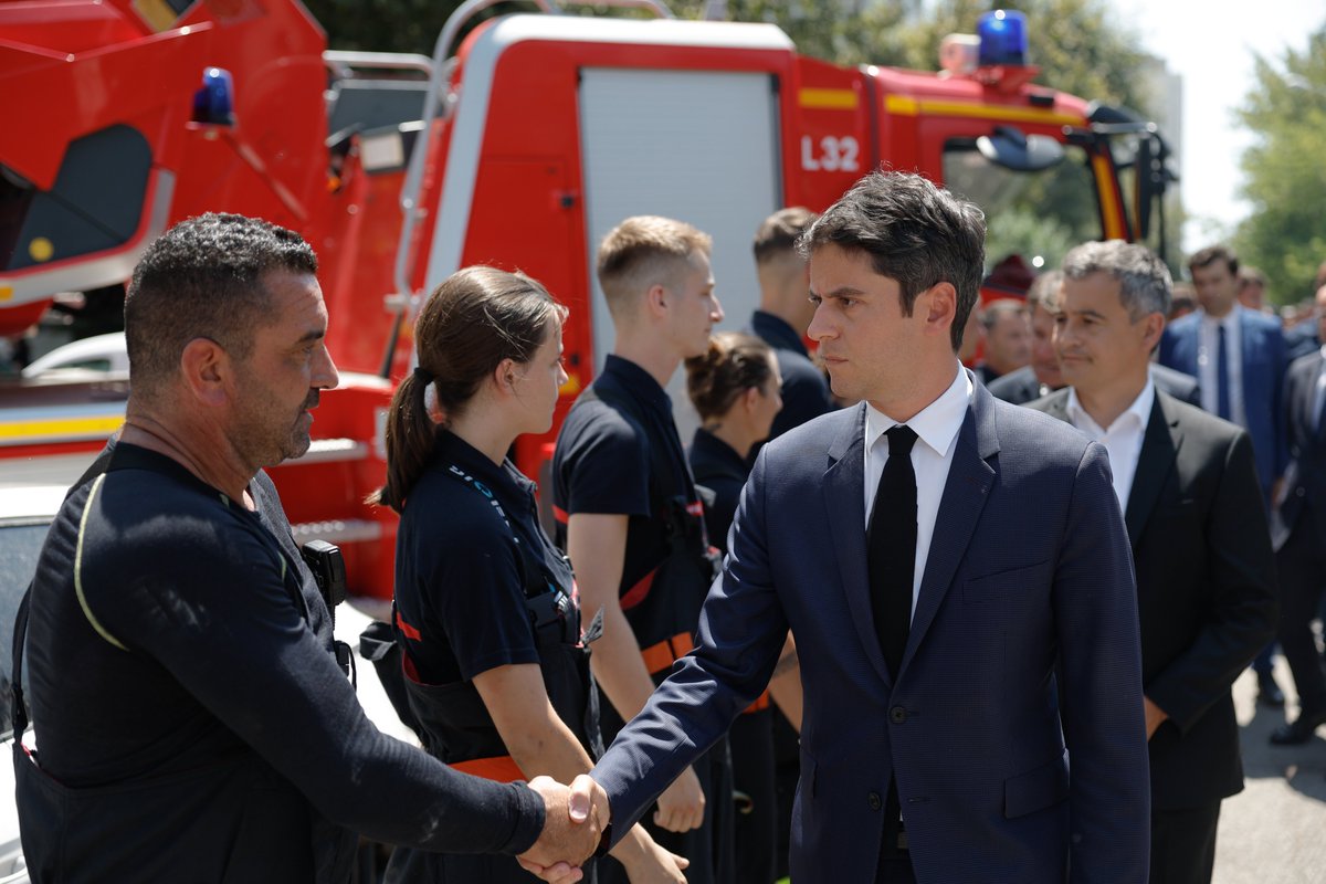 GabrielAttal's tweet photo. Cette nuit, à Nice, un feu criminel a tué sept de nos compatriotes.

Trois enfants font partie des victimes.

Trois enfants qui avaient la vie devant eux.
Trois enfants qui manqueront à jamais à la France.

Je suis sur place, avec @GDarmanin et @cestrosi, pour dire que la peine et la douleur qui étreignent les Niçois sont partagées par toute la Nation.

Je rends hommage à nos forces de secours, exemplaires, qui ont permis de sauver plusieurs personnes des flammes et d’éviter ainsi un bilan plus lourd encore.

Les auteurs de cet acte odieux et lâche seront pourchassés, retrouvés et traduits devant la justice.