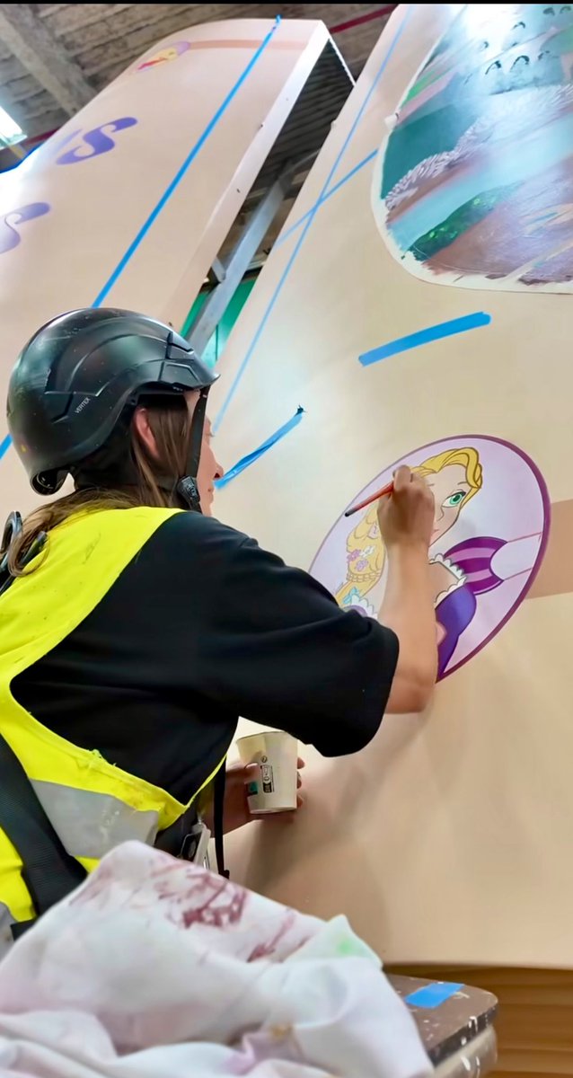 DLPReport's tweet photo. 🎨 Behind the scenes look at the repainting of the iconic “Pays des Contes de Fées” book, which now included new Disney Characters icons: https://t.co/F5dVJpfylx
