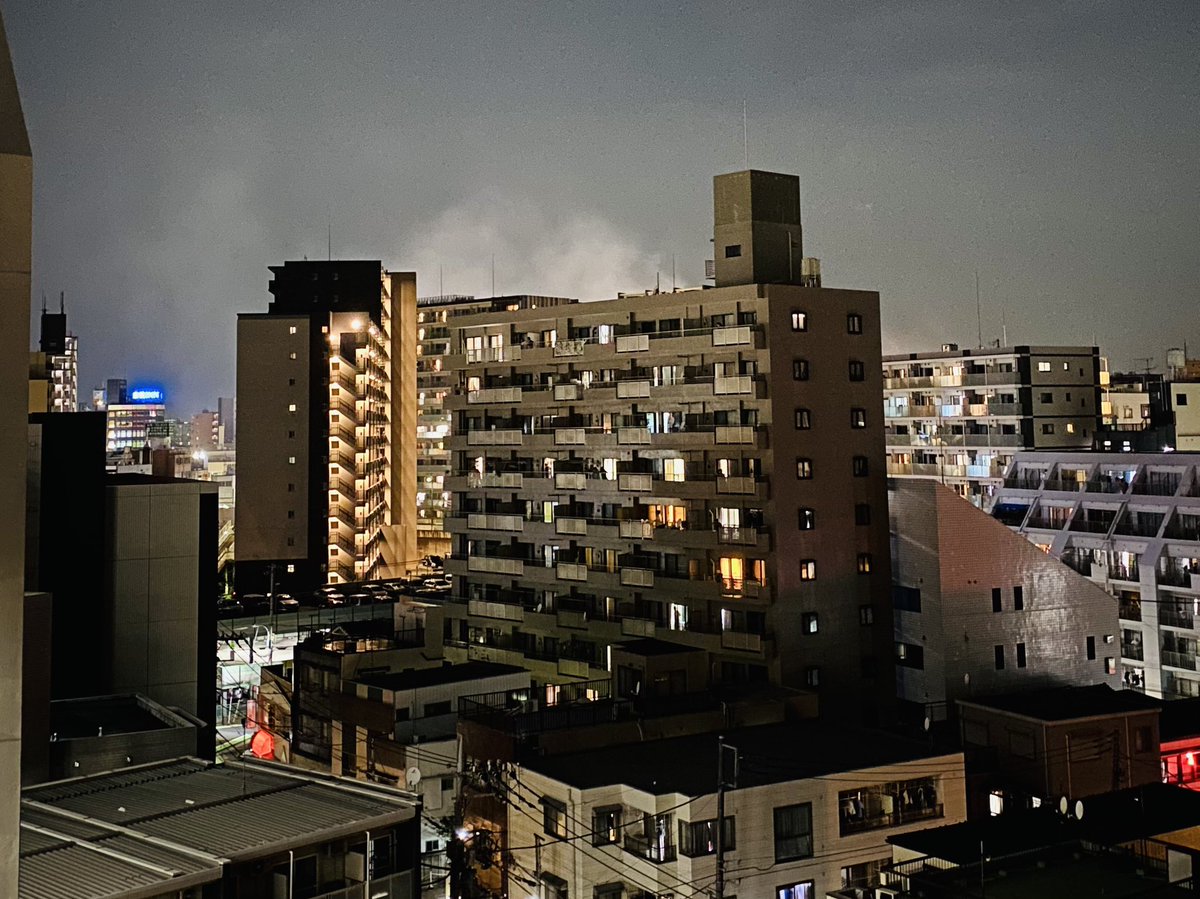zugakousakuka's tweet photo. 西川口で爆発音！💥
マンションの奥から白煙が上がってる。 https://t.co/iCdTCGHJrc
