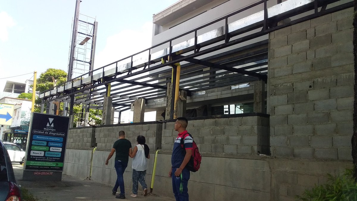 Lo que era el concesionario Renault en la Av Principal de La Trinidad-Sorocaima, allí está el comerciante cogiéndose retiros de frente,a la luz del día,cerca d la alcaldía de Baruta.
Baruta es un municipio desgobernado y anárquico, es como un municipio chavista sin buhoneros.