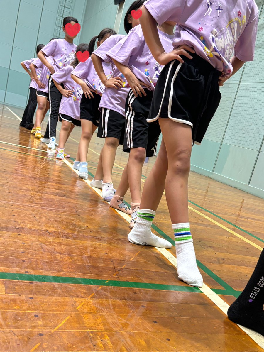 DABOSTAFF's tweet image. 今日の五井でのサークルでの1シーン🌟
体育館のラインを使ってタンジュの練習😊
暑い中頑張りました👍

#tinystep #市原市 #ダンスサークル #danceartbox #ジャズダンス
