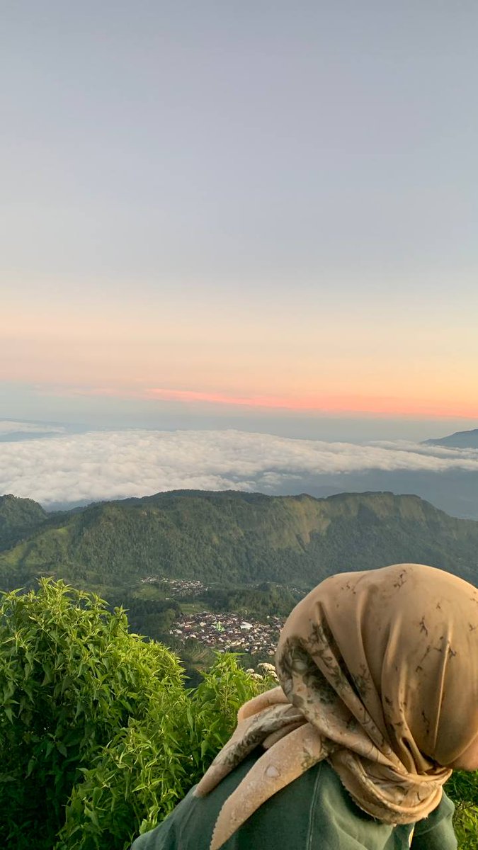 dhilaaaaa's tweet photo. Telomoyo cakep banget! Otw dari magelang jam 3 pagi sampe puncak jam 4 kurang 😍 dingin tapi terbayarkan sama pemandangannya! 🥹 https://t.co/W4pjhngz5t