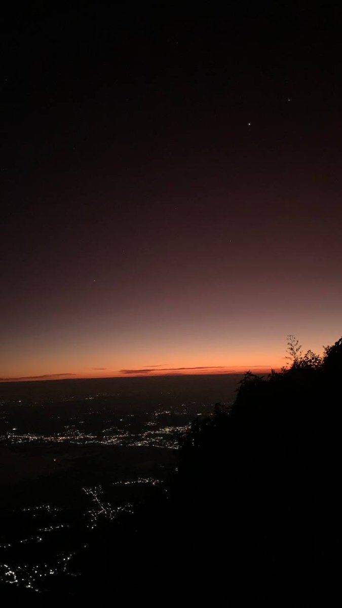 dhilaaaaa's tweet photo. Telomoyo cakep banget! Otw dari magelang jam 3 pagi sampe puncak jam 4 kurang 😍 dingin tapi terbayarkan sama pemandangannya! 🥹 https://t.co/W4pjhngz5t