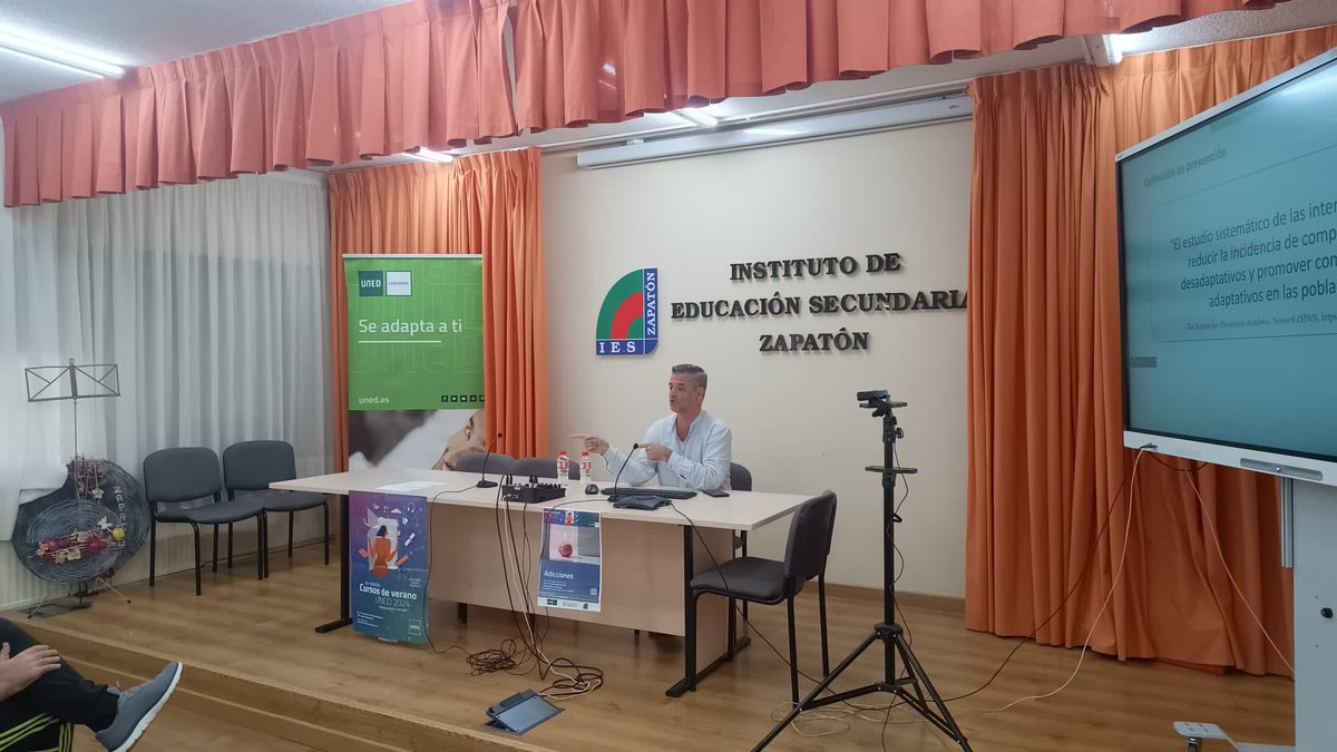 Unos se van y otros vienen 👏Hablando sobre #Adicciones en el <a href="/IES_Zapaton/">IES Zapatón</a> de #Torrelavega 
📌Matricúlate en nuestros #CursosDeVerano aunque terminen, la MATRÍCULA estará ABIERTA hasta el 20 de agosto para modalidad online EN DIFERIDO.
ℹ️ extension.uned.es/&idcentro=3 

<a href="/INTECCAUNED/">INTECCA - UNED</a>