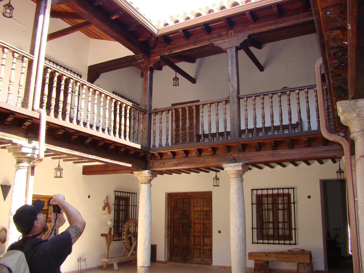 NovasArq's tweet photo. De andanzas por La Guardia con los compañeros de @Cota667. Futura rehabilitación de inmueble en dicha localidad. El sabor de la #casamanchega en plenitud, aunque ya algo reformada desde hace años, pero manteniendo su esencia: patio principal, portada, alcobas, corral, pozo, cueva https://t.co/bz30M9y5Sd