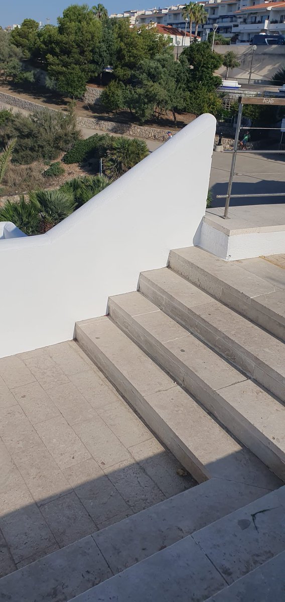 AjSitges's tweet photo. 🚧 La brigada d’obres de l’Ajuntament ha acabat les tasques de millora a la via pública de la zona de Balmins. 

➡️ Han arranjat i pintat diversos elements urbans que tenien desperfectes i pintades, com bancs i papereres, s’han reparat esglaons. https://t.co/zB4VwKmjBI