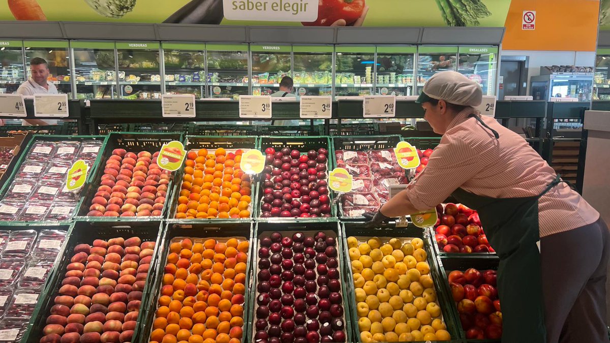 Consum's tweet photo. Compramos 7.045 toneladas de #FrutadeHueso de #OrigenLocal, un 20% más que la campaña anterior.
👉Melocotones, paraguayos, nectarinas, albaricoques y ciruelas procedentes mayoritariamente de la C. Valenciana y Cataluña.
ℹ️ https://t.co/HxCEYGTvIS https://t.co/aIkk1TqDh0