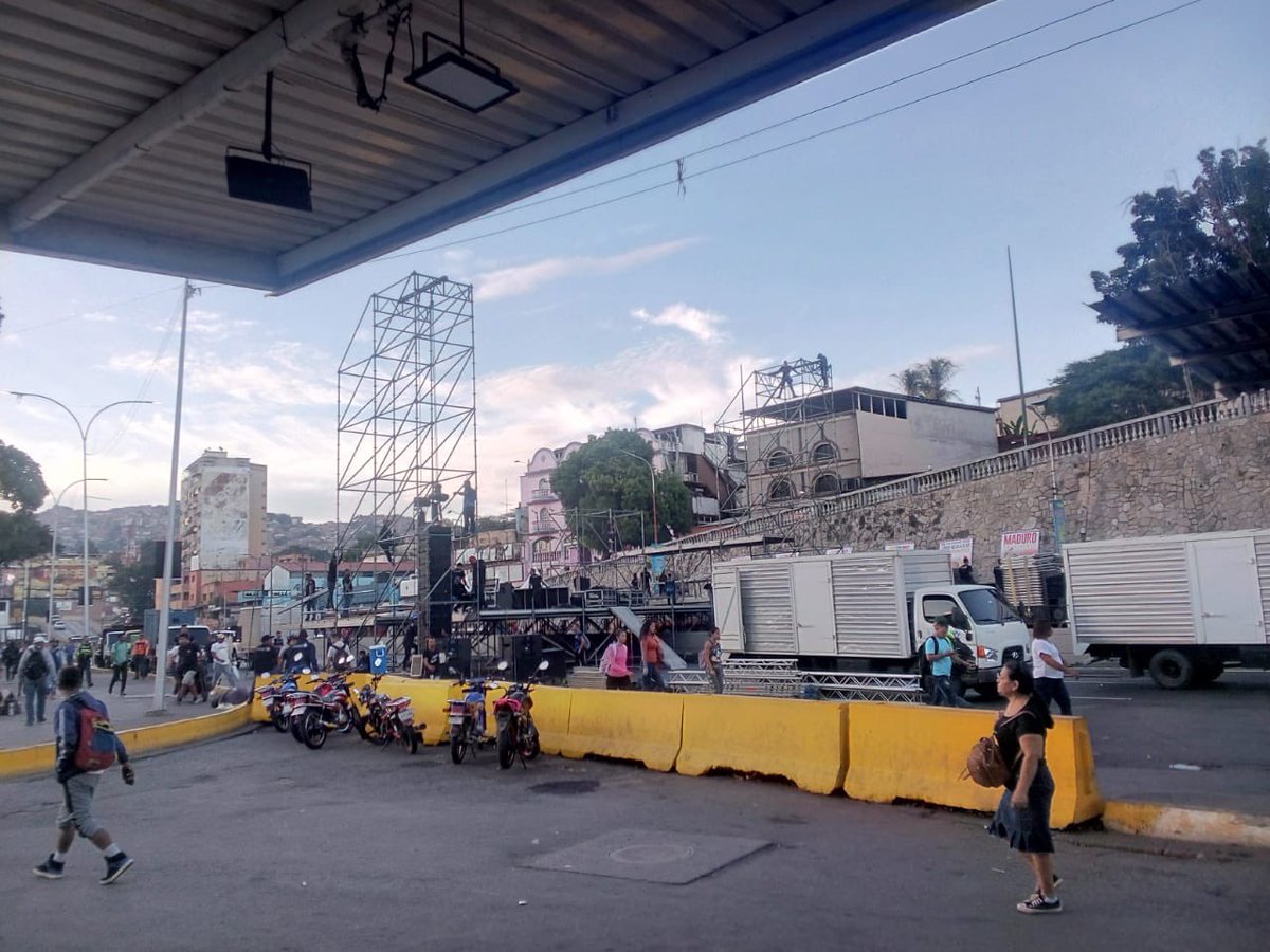 #Petare | Cierre parcial de la vía a la altura del Gran Muro de Petare.