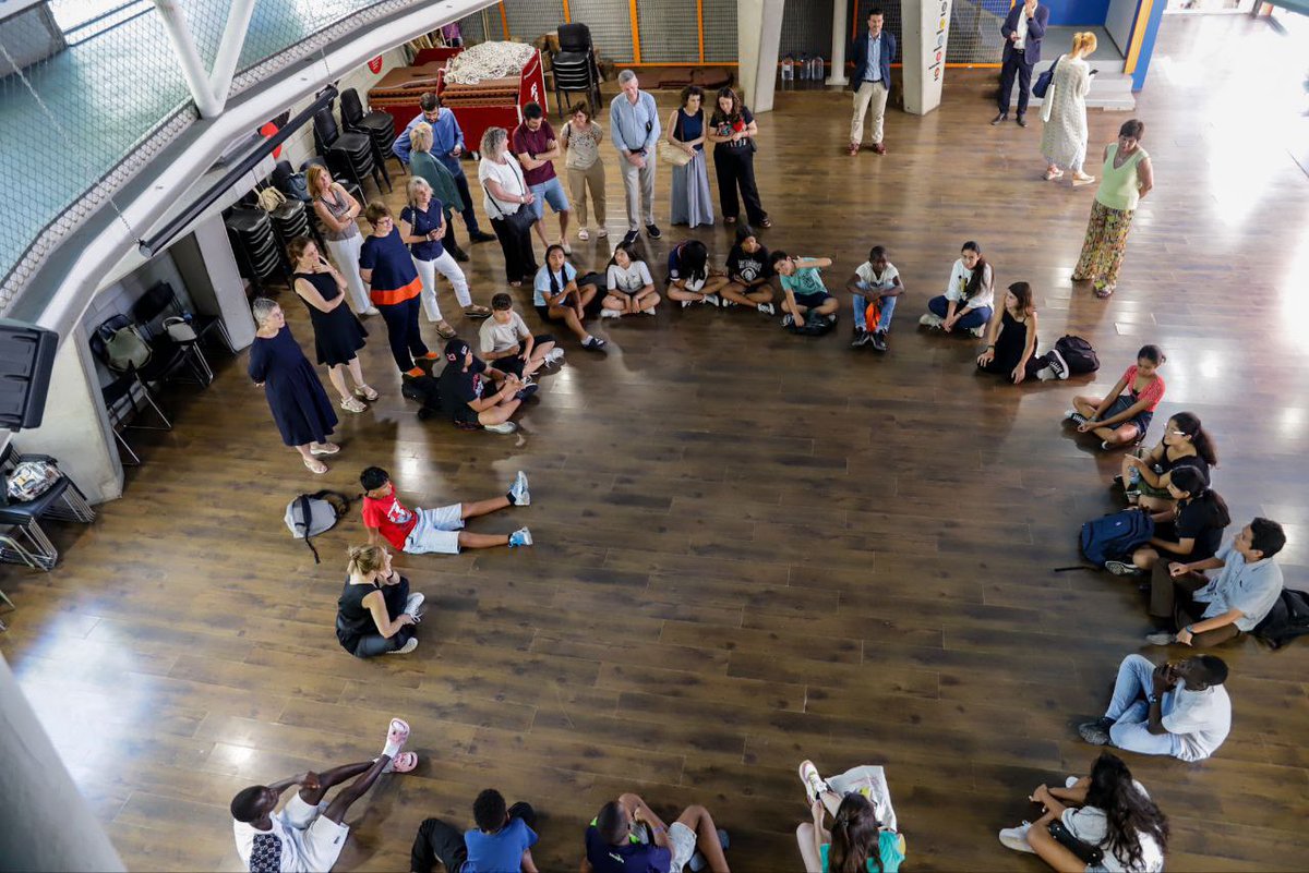 educaciocat's tweet image. La consellera @AnnaSimo visita el casal d'estiu lingüístic de Granollers adreçat a joves nouvinguts entre 12 i 16 anys. La proposta té l'objectiu d'ajudar-los a millorar a expressar-se en llengua catalana. 

🔹 El casal s'emmarca dins dels Plans Educatius d'Entorn (PEE).