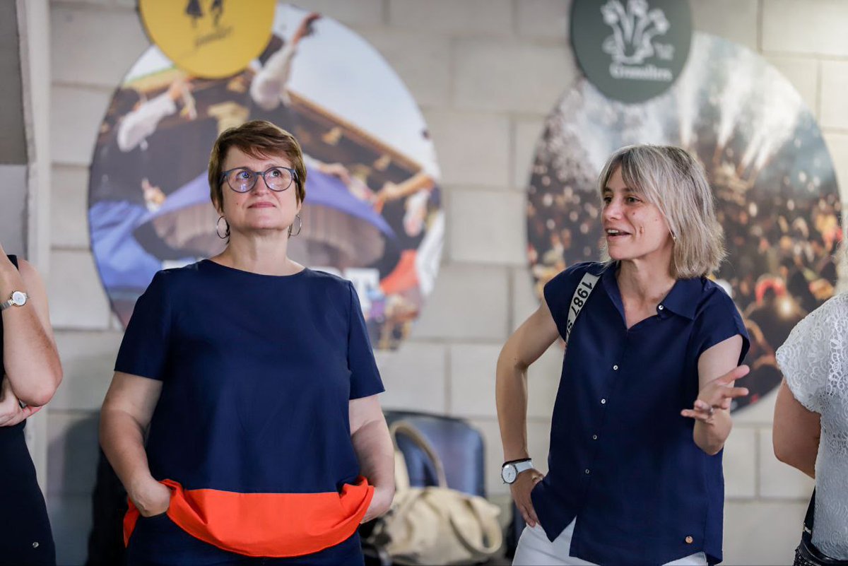 educaciocat's tweet image. La consellera @AnnaSimo visita el casal d'estiu lingüístic de Granollers adreçat a joves nouvinguts entre 12 i 16 anys. La proposta té l'objectiu d'ajudar-los a millorar a expressar-se en llengua catalana. 

🔹 El casal s'emmarca dins dels Plans Educatius d'Entorn (PEE).