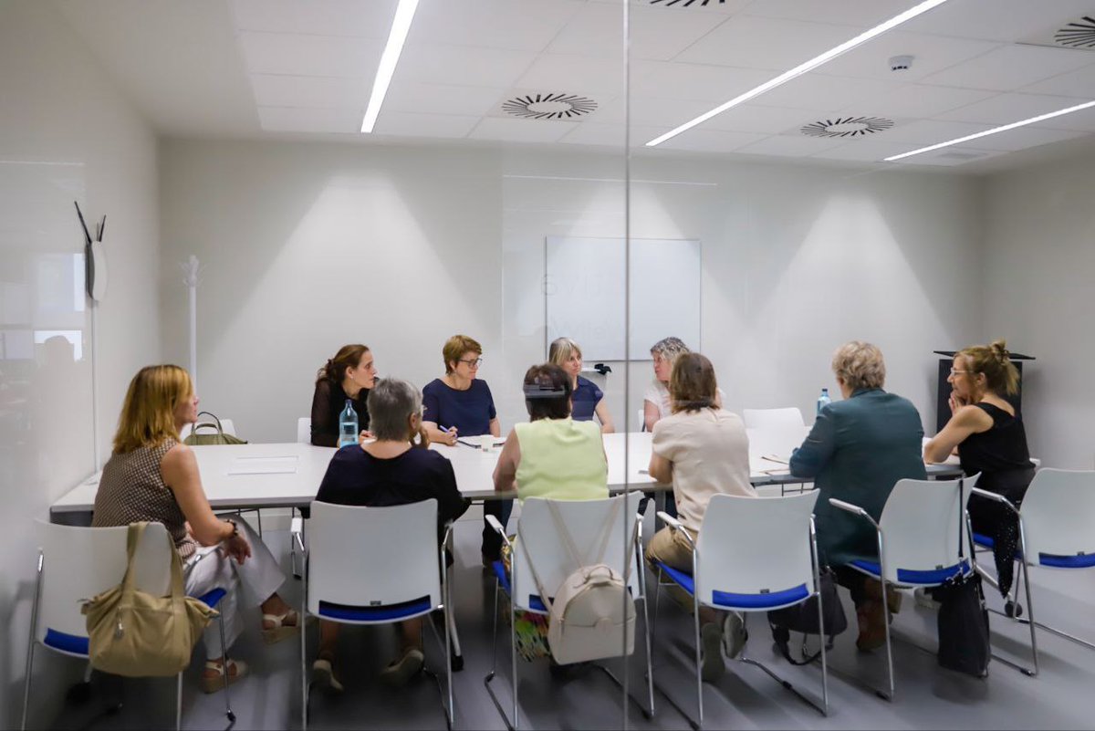 educaciocat's tweet image. La consellera @AnnaSimo visita el casal d'estiu lingüístic de Granollers adreçat a joves nouvinguts entre 12 i 16 anys. La proposta té l'objectiu d'ajudar-los a millorar a expressar-se en llengua catalana. 

🔹 El casal s'emmarca dins dels Plans Educatius d'Entorn (PEE).