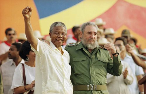 "Vivirás en el recuerdo de las futuras generaciones, y contigo los cubanos que cayeron defendiendo la libertad de sus hermanos en otras tierras del mundo.

#Cuba 

Homenaje a Nelson Mandela desde el pensamiento de #FidelPorSiempre