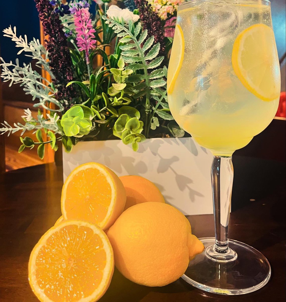 WhiteHorseStFld's tweet photo. 🍋🍋Friday Cocktail🍋🍋 This week’s £5 Cocktail is a Limoncello Spritz!😍 #weekend #cocktail #special https://t.co/ksXlJ6MNtk