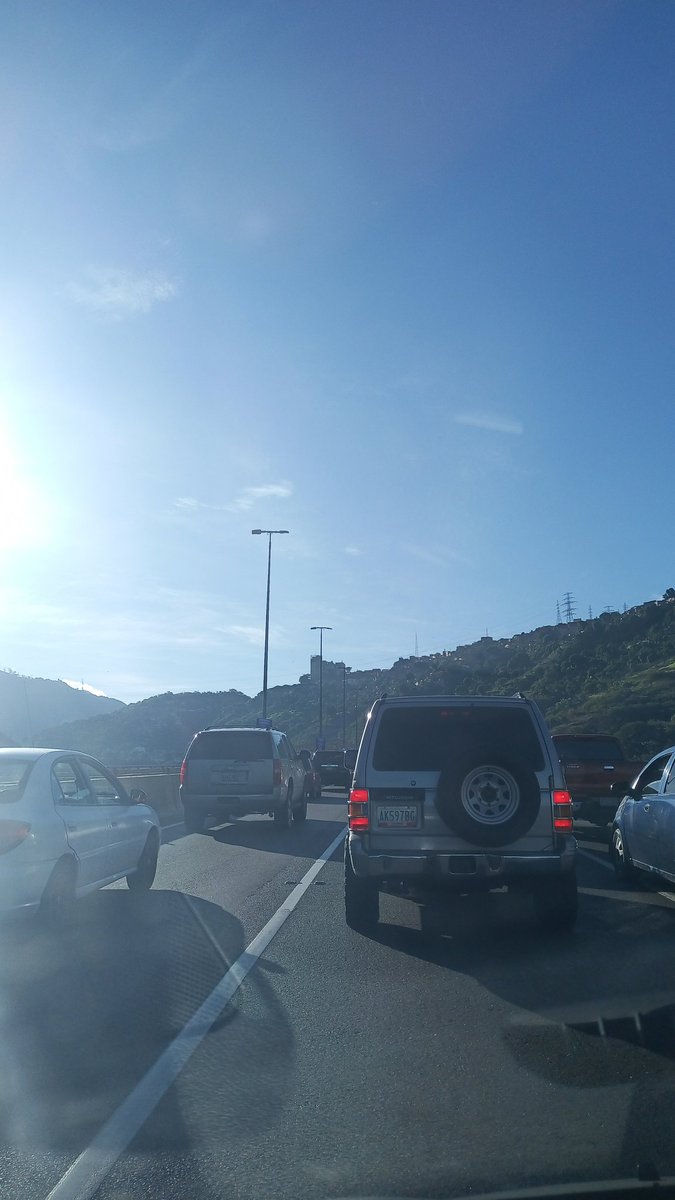 doctuscl's tweet photo. @FMCENTER La cola supera el primer viaducto https://t.co/HjX85Hc3x4