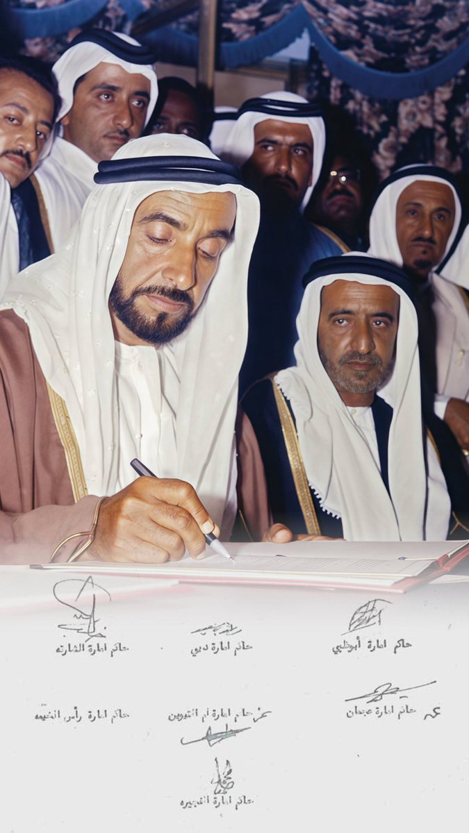 AljabriJmaal's tweet image. #رئيس_الدولة: في مثل هذا اليوم عام 1971, وقّع الوالد المؤسس وإخوانه الحكام  وثيقة الاتحاد ودستور #الإمارات، وأعلنوا عن اسم دولتنا؛ دولة  الإمارات العربية المتحدة تمهيداً للاتحاد في 2 ديسمبر. يوم تاريخي وضعوا فيه عهد الاتحاد وأسسه. واليوم نعلن 18 يوليو مناسبة وطنية بمسمى…
