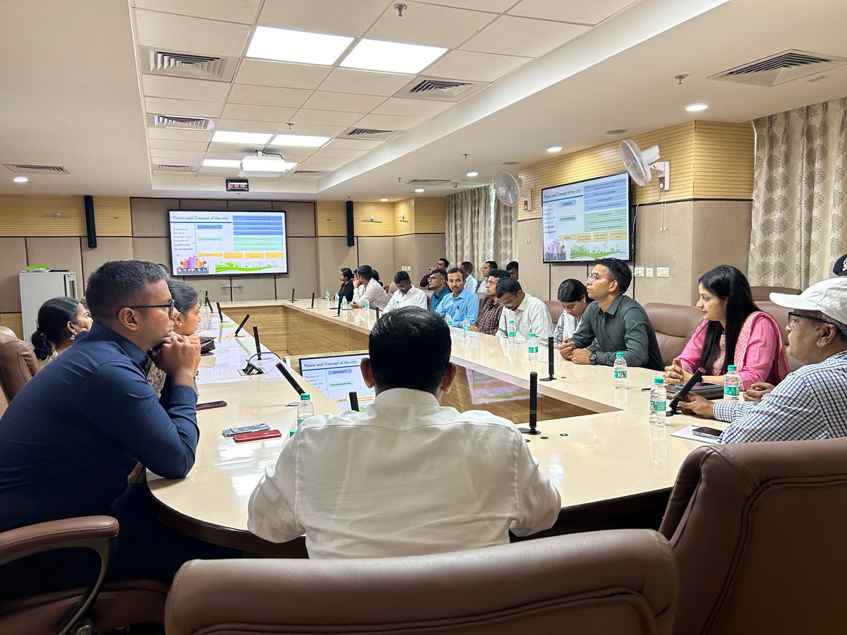 NavaRaipur's tweet image. 27 Trainee IPS Officers Visit Nava Raipur Atal Nagar for training on urban development and planning, learning firsthand about the city's innovative approaches to sustainability and smart city planning.  #NavaRaipur #UrbanDevelopment #IPSTraining