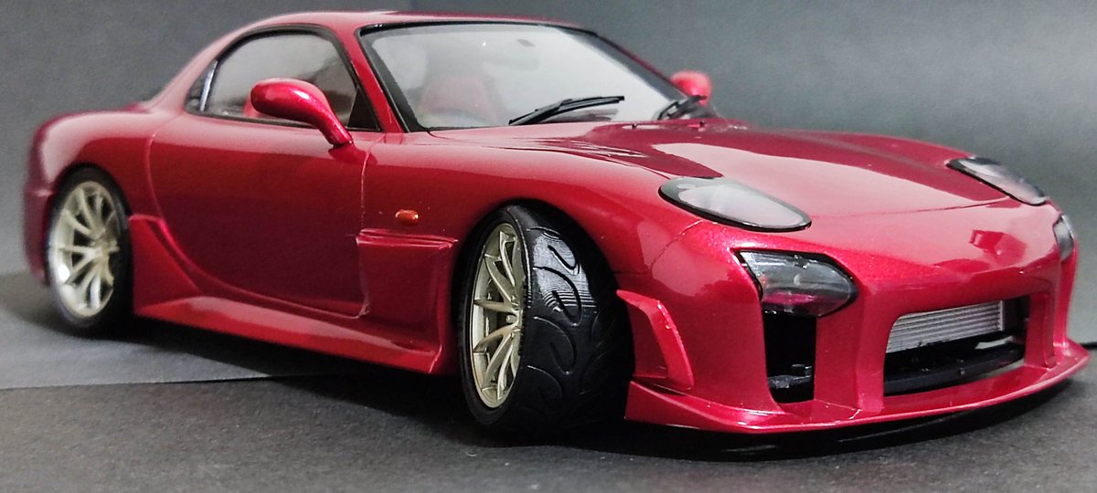 ga2_city202's tweet photo. アオシマRX-7完成。
スリークライトのfdを46Vで作りたくなって。
実際の色合いは4枚目くらい、クリア入ると変わりますな。

タイヤは昔よく使ってたADVAN A048です。

組み立てミスってイライラしてリヤウイングは放り投げたので付けてません。
#青島文化教材社
#アオシマ
#fd3s製作
#fd3s
#46V https://t.co/b4KlVtVr2z